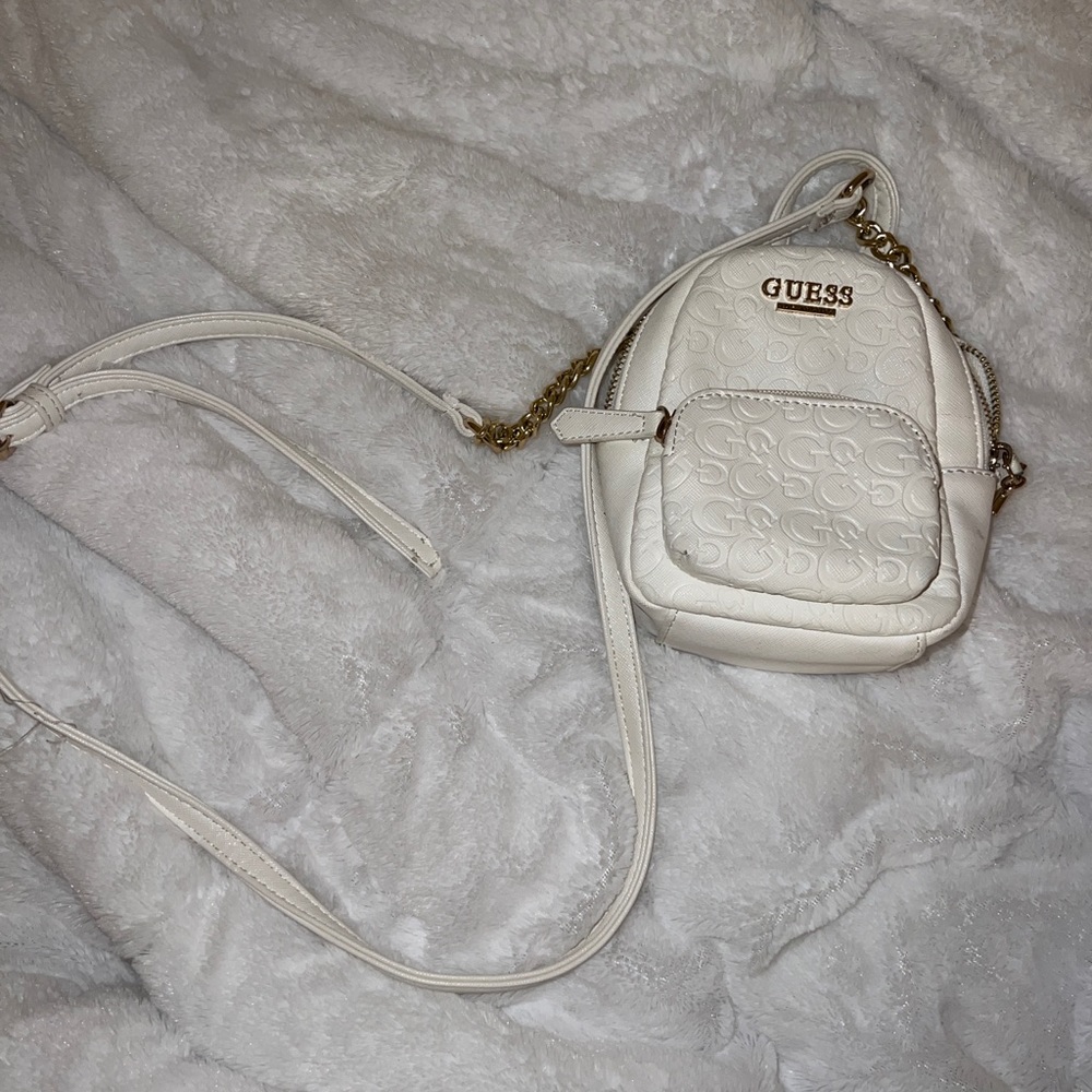 Guess shoulder bag. Great for traveling. Color white.